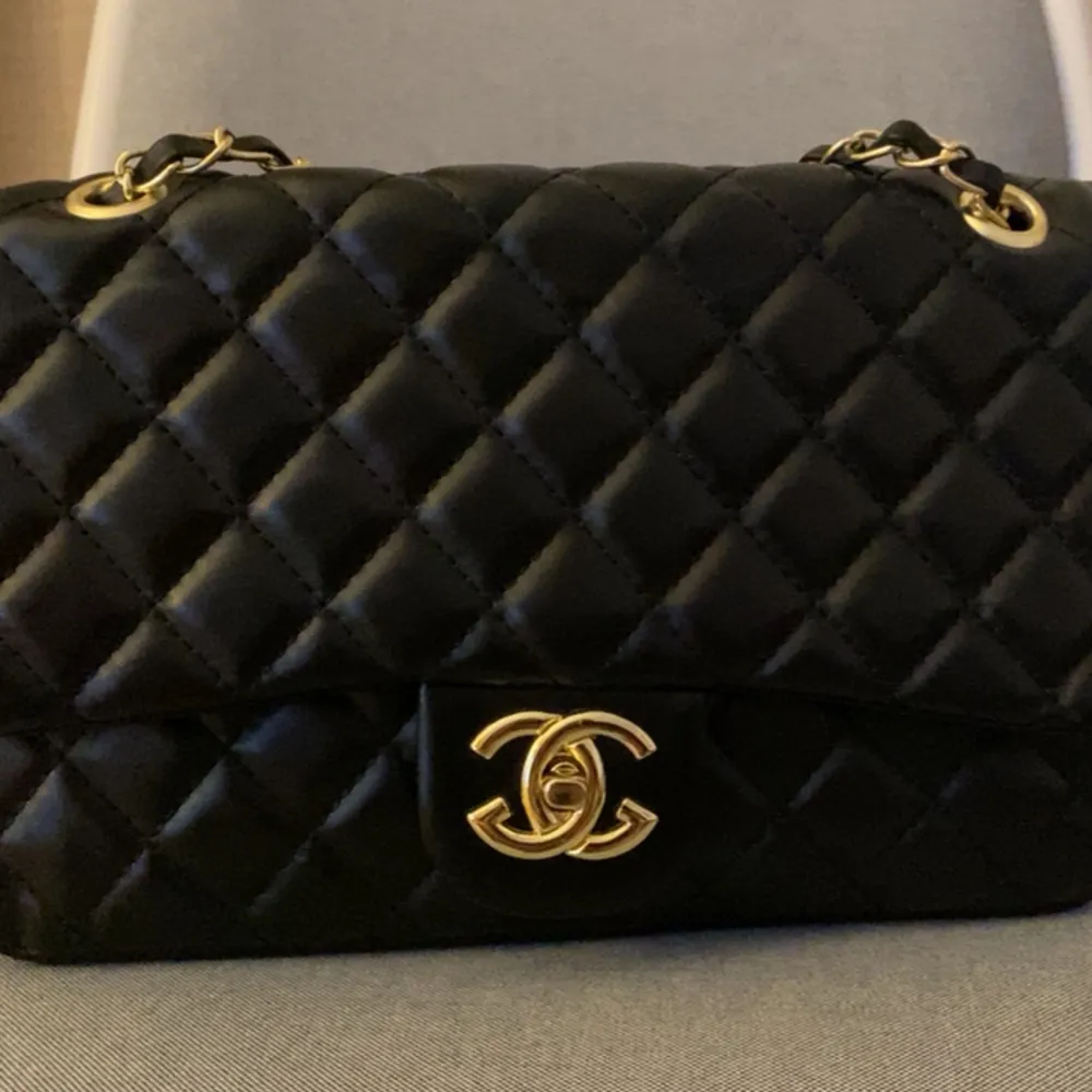 Säljer min fina Chanel väska oanvänd som är i en bra skick och som  inte kommer till användning och de finns inga defekter den är som ny de är A-kopia. Väskor.
