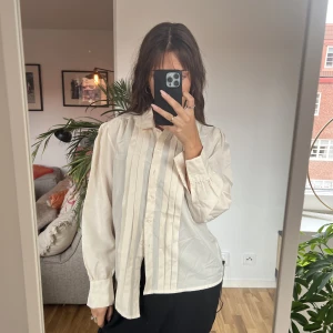 Blus - Fin blus i smutsrosa/beiget!