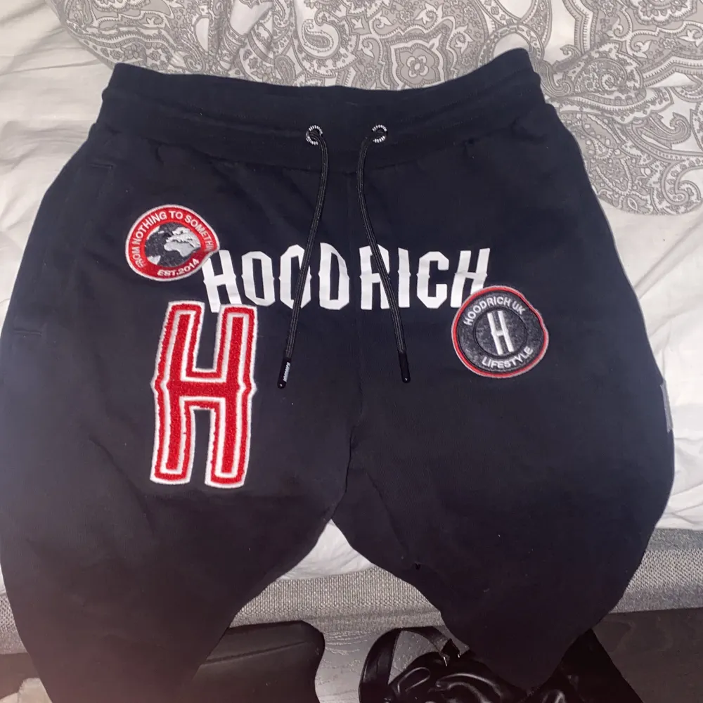Hoodrich byxor väldigt fina, säljs pga används inte, bra skick, köpte i jd sports sälja nu på plick. Jeans & Byxor.