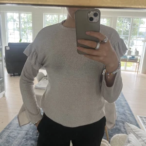 Beige tröja med volang armar - Säljer nu denna beiga tröja med volang ärm då den är lite för liten för mig. 