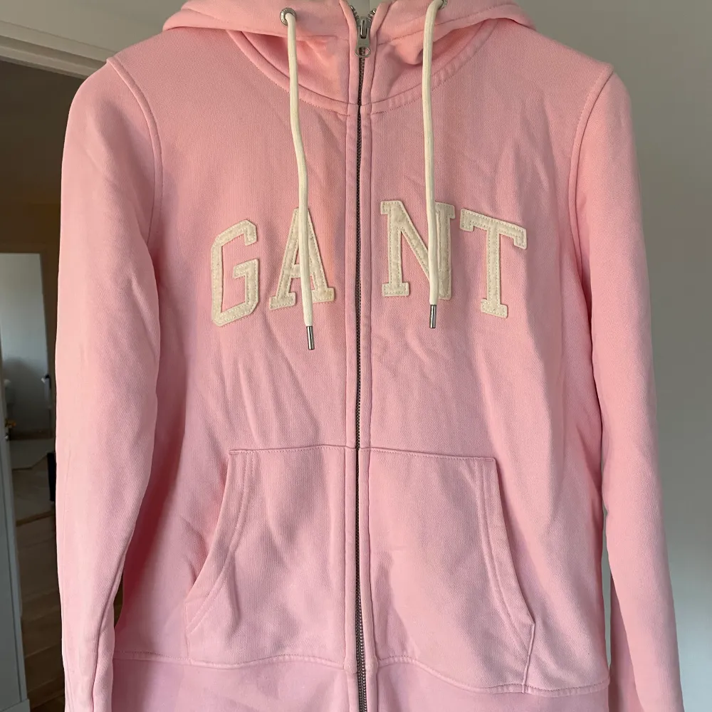 Jättesöt rosa ziphoodie från Gant med lite högre krage 🌸 Knappt använd och i bra skick!. Hoodies.