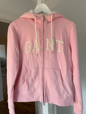 Gant Hoodie - Jättesöt rosa ziphoodie från Gant med lite högre krage 🌸 Knappt använd och i bra skick!