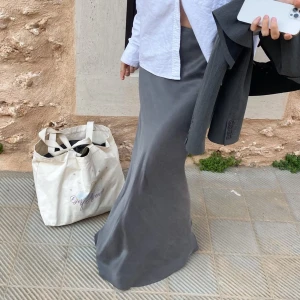 Vision Skirt Storm Djerf Avenue 🤍 - Säljer denna superfina kjol från Djerf Avenue då den inte riktigt passade mig. 🦋Endast använd två ggr så i nyskick!!  Storlek XXS men passar mig fint som är 170 cm lång och XS <3 Nypris: 1199 kr Mitt pris: 950 kr Hör av dig ifall du vill ha fler bilder! 