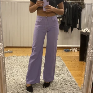 Lila jeans Monki - Lila jeans från Monki Storlek 27 (s)