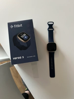 Träningsklocka - Fitbit versa modell 3