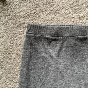 Mermaid grå kjol - En ursnygg grå ribbad kjol i trikå, perfekt för hösten och ger en mermaid 🧜‍♀️ form. 