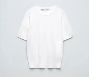 Vit stickad t-Shirt  - Säljer denna vita stickade tröjan från zara, tröjan ör i mycket gott skick 