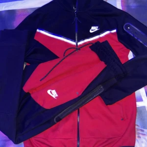 Nike Tech Fleece Set - Säljer min Röd/Svarta Nike Tech Set för att har blivit trött på den. Använt den inte så många gånger och den har inga hål oså på den. 