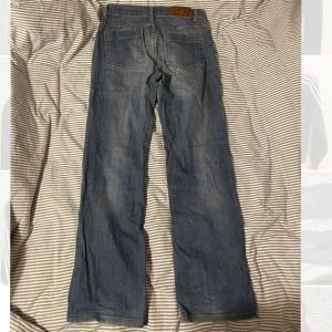 Baggy jeans  - Midjemått: 38 cm (76 cm runt hela) och innerbenslängd: ca 75 cm