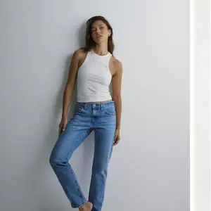 Säljer dessa nya Levi’s jeans med lappen kvar. Det är ett par jätte fina midwaist straight jeans i storlek W27/L29. Jag skulle säga att de sitter som typ en 34a eller 36a