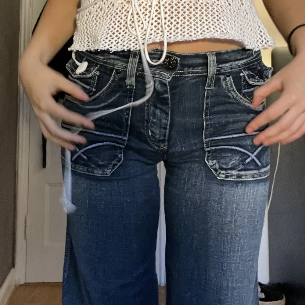 Mid waist jeans med bootcut och fram fickor (W28 L36). Märket är Lois och är i bra skick och knappt använda även om de är secondhand. Jag är 175cm.. Jeans & Byxor.