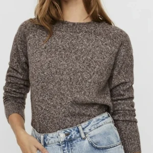 Stickad tröja  - Brun stickad tröja från Vero Moda, använd typ 2 gånger, har allstå inga defekter! Använd köp nu!