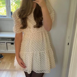 Klänning  - Säljer min superfina vita/becha klänning. Aldrig andvänd och som ny 🤍