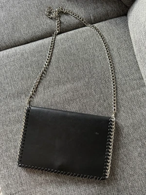 Vädka clothes  - Fin väska, knappt använd. Går att ta av kedjan och använda som clothes. 