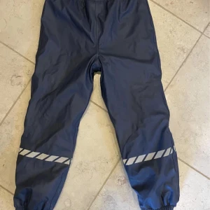Vattentäta regnbyxor, fodrade/fleece, stlk 128-134 - Vattentäta regnbyxor m svetsade sömmar, fodrade/fleece, BonPrix, stlk 128-134, 100 kr (nypris: 250 kr). I skick som ny. 