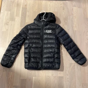 Emporio Armani dunjacka - Säljer min jacka då den är förliten, jätte fint skick då den är som ny.