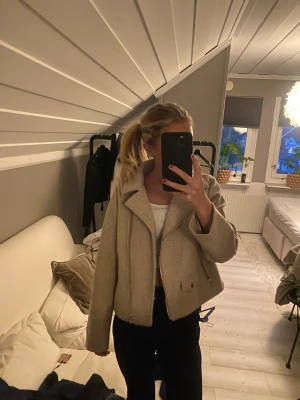 Jacka från zara - Fin jacka från zara, nästan aldrig använd, ser ny ut