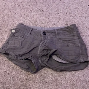Lågmidjade shorts  - G star shorts med jätte snyggt mönster på. Står ingen storlek i och lapparna är bortklippta(köpte dem second hand) men skulle gissa på storlek xs-s