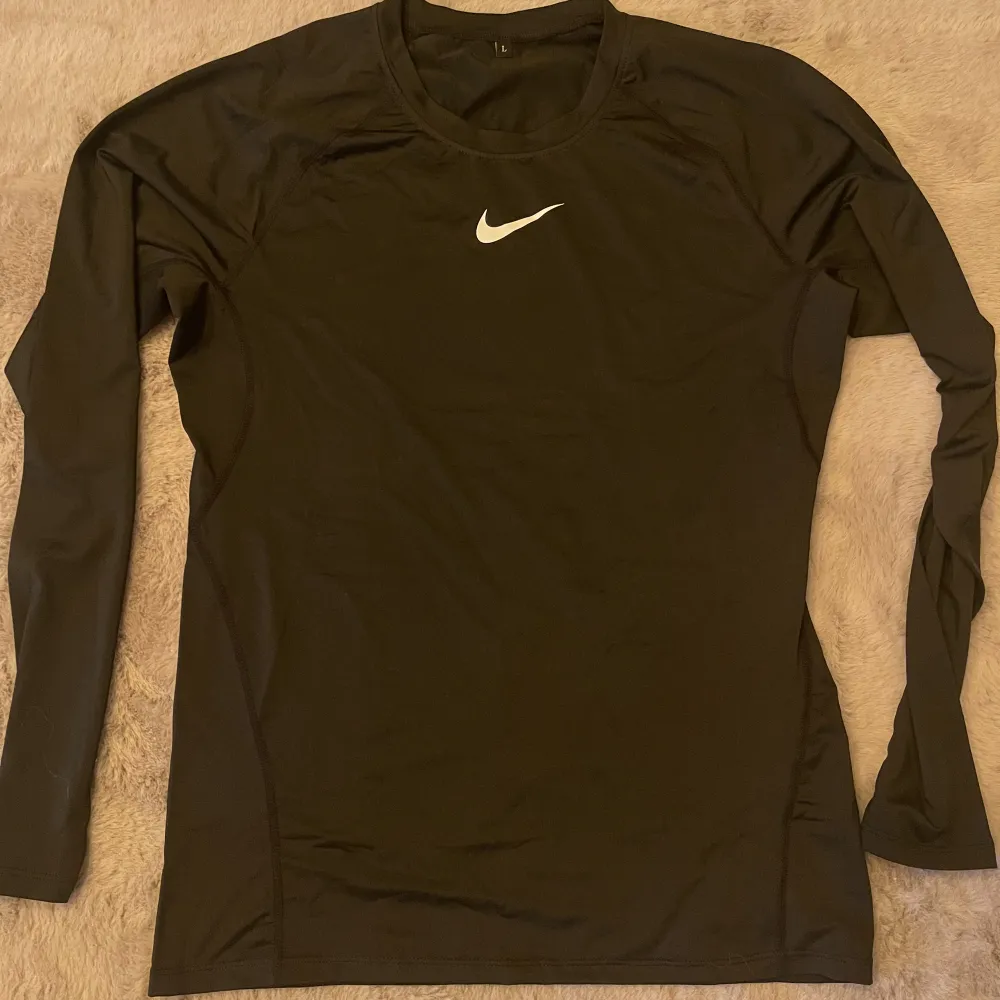 Nike compression tröja storlek L, men passar även M. Ny.. Hoodies.
