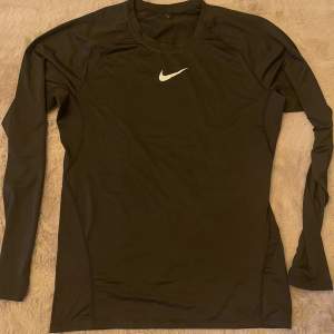 Nike compression tröja storlek L, men passar även M. Ny.