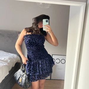 maje klänning - säljer denna OTROLIGA maje klänning stl m men passar även s! perfekt till alla vinterns fester! glittrar sååå fint och älskar modellen me ett par boots🤩hör av er vid frågor💋🪩