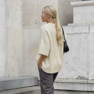 Kortärmad stickad tröja  - Lägger ut igen då hon som vann budgivningen tackade nej!!!!  Så, säljer denna populära beiga  stickade tröjan från Moa Mattssons kollektion med nakd i storlek s. Helt ny, med lapp och allt kvar 🫶🏻