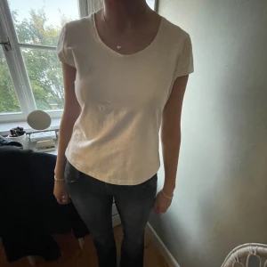 Vit T-shirt  - Vanligt vit T-shirt i bra material och skick⭐️