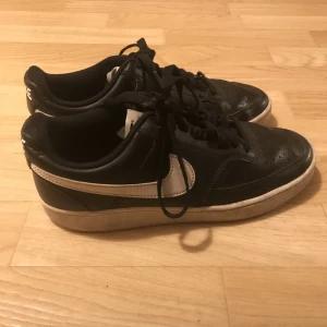 Airforce 1s svarta - Svarta airforce 1s i storlek 41. Hade de i ca 3 månader