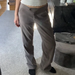 Vintage kostymbyxor  - Vintage kostymbyxor från hm. Säljer då dom är för stora för mig💓priset går att diskutera!!