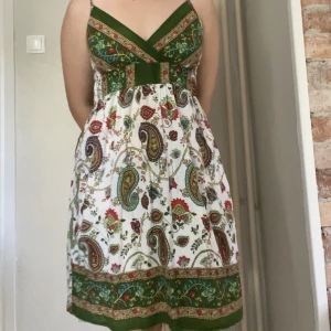 Sommarklänning - Fin sommarklänning köpt på loppis för evigheter sen! Luftig och bekväm, men använder den inte lika mycket längre. En tidigare ägare verkar ha sytt upp den där nere, vilket syns på sista bilden. 