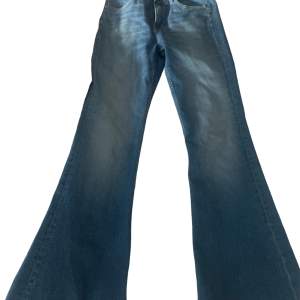 Lee jeans i perfekt skick i storlek W28 L31 i modell breese. Mid waist/ low. Aldrig använda pga storlek och köpa från Zalando 