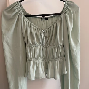 Blus BikBok - Inköpt från BikBok, aldrig använd! Nypris ca 300kr 💕