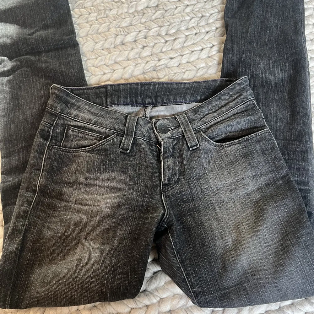 Säljer dessa low waisted jeans från crocker då de är för små för mig. I använt skick. Frakt tillkommer. Jeans & Byxor.