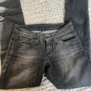 Säljer dessa low waisted jeans från crocker då de är för små för mig. I använt skick. Frakt tillkommer