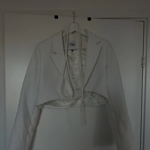 Kavaj  - Kavaj från zara men snörning använd 1 gång 