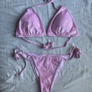 rosa glittrig Shein bikini - aldrig använd bikini från Shein. köpt för länge sedan men var för stor.