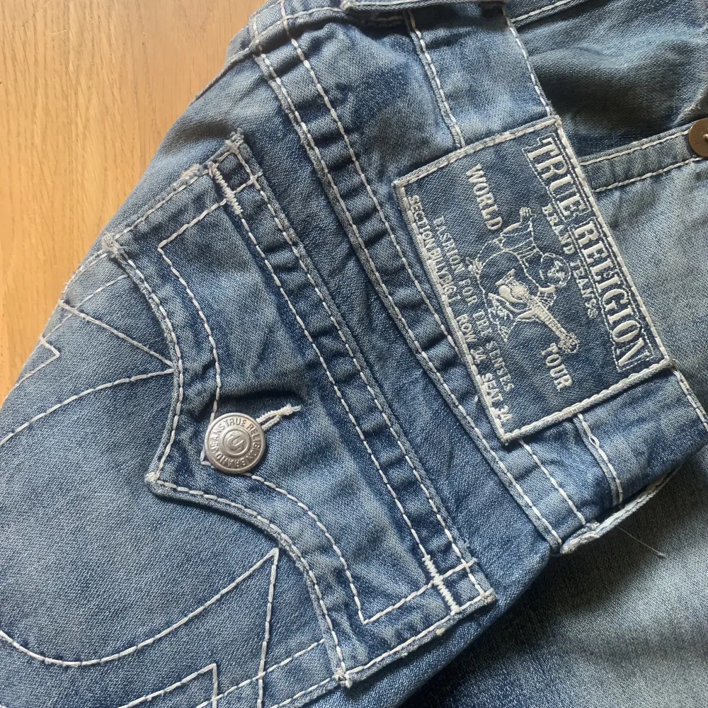 True religon jeans i grym tvätt med ficklock och lätt bootcut .Jag upsize för mer baggy bootcut fit, är strl 29 men dessa är ca strl 31/32. Snyggt lagade baktill som ger rätt vintage feel. . Jeans & Byxor.