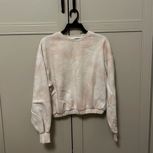 Croptop  - Passar dig som har S/XS. Främst om du är lång och smal så rekomenderar dig som har XS i vanliga fall.  Använd några gånger, men i god skick.