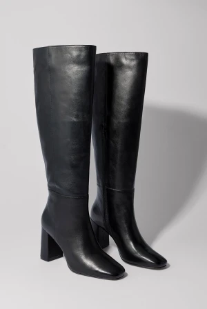 Stövlar - Stövlar från NA-KD storlek 37. De är i nyskick. Säljer på grund av att de är för små runt vaden .  Nypris: 1399 kr 