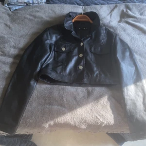 Croppad Skinnjacka - Supersnygg croppad skinnjacka från PrettyLittleThing.  Storlek 36 