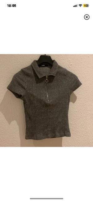 Halfzip topp - Halfzip kortärmad tröja från Bik Bok som är i fint skick Passar xs-s Så fin❤️