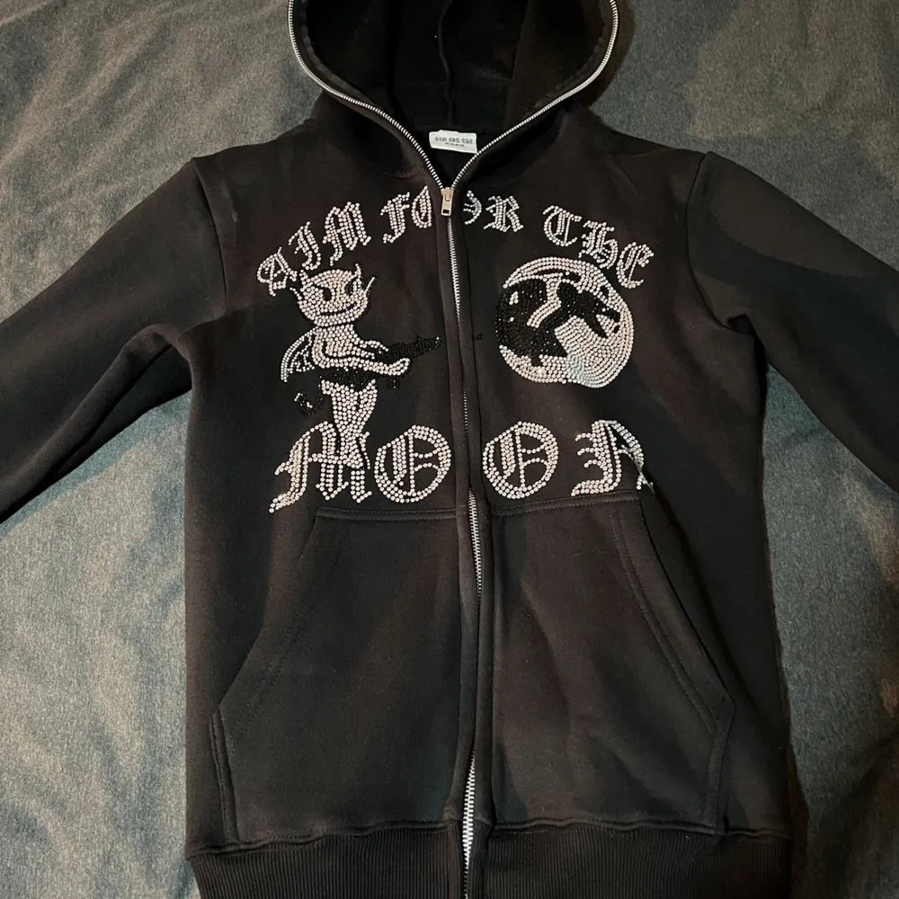 Har två helt oanvända svarta zip hoodies från Aim for the moon (första bilden är lånad) i storlek M Har även en i vit se annan annons. Hoodies.