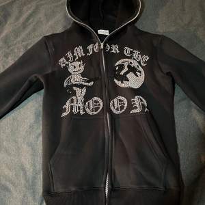Har två helt oanvända svarta zip hoodies från Aim for the moon (första bilden är lånad) i storlek M Har även en i vit se annan annons