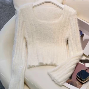 Tröja  - Hej! Säljer min fluffiga tröja🤍🐼den är helt oanvänd med tanke på fel storlek. Perfekt att mysa i till julen🌺🎄