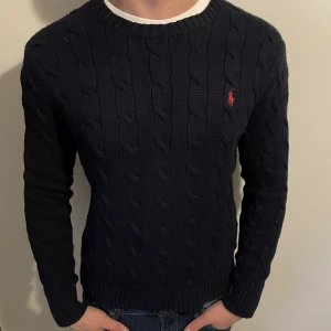 Kabelstickad polo RL tröja - Mörkblå kabelstickad polo Ralph lauren tröja i grymt skick! Storlek S men passar även bra som M. Hör gärna av er vid ytterligare frågor!
