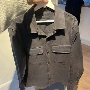 Marinblå Overshirt - Marinblå Overshirt skön nu till hösten som mellanlager eller ytterlager, sparsamt använd bra skick. Strl L.