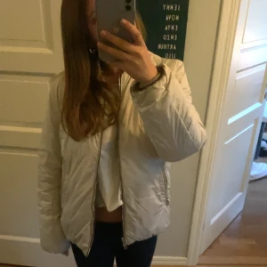 Jacka - En skitsnygg jacka helt oanvänd för min del! Köpt på second hand. Går att ha ”ut och in” alltså en varierande jacka på två olika ”modeller” och färger! Vet inte vart den är ifrpn då lappen inte sitter kvar