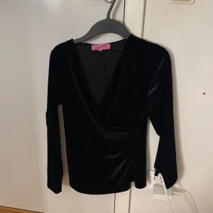 Topp Camilla Tuhlin - En topp från Camilla tuhlin som jag typ aldrig använt då det inte är min stil,tröjan är mer som en 36/38