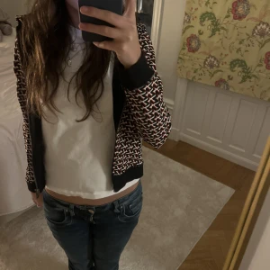 en super cool zadig zip up - en zip up tröja från Zadig&Voltaire i perfekt skick. Nypris 3000kr