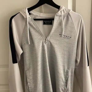 Mckenzie tränings hoodie - Tja, säljer min Mckenzie tränings hoodie eftersom den nu är för liten för mig. Köpt på jd. Först till kvarn.